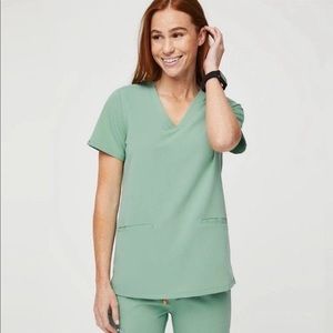 Figs 2 pocket scrub top in Jade
